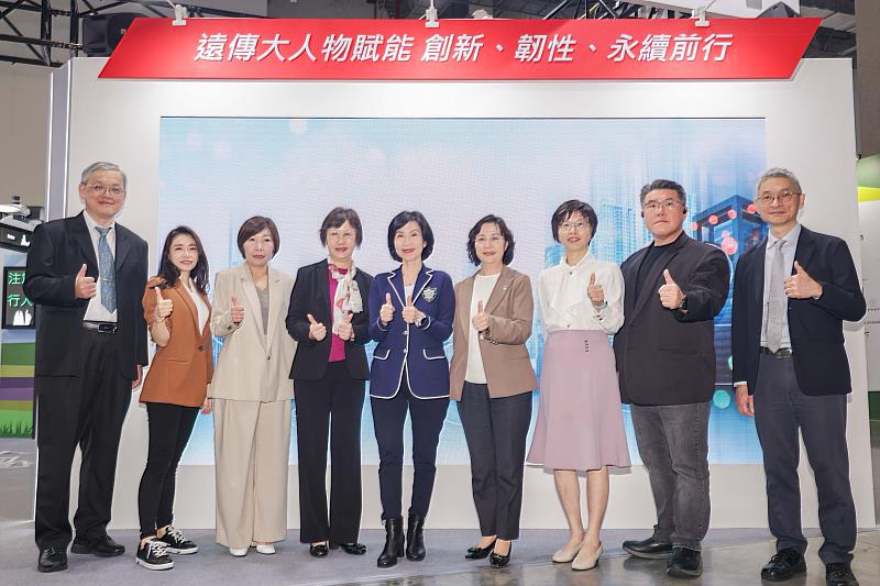 遠傳總經理井琪（中）與經營團隊在遠傳智慧城市展合影。