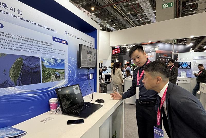 海大李昭興名譽教授團隊「地熱AI化」技術吸引許多國外企業的關注。（圖右為九大OIP株式會社）