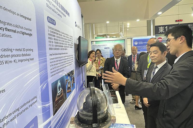 交通部政務次長伍勝園（右2）聽取海大造船系黃盛煒助理教授說明「長效型海底生態觀測攝影機」。