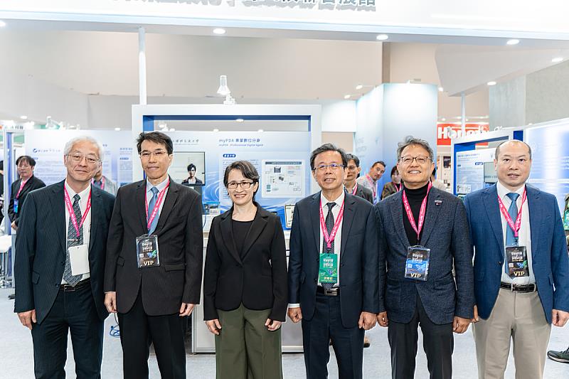 蕭美琴副總統參觀陽明交大、海洋大學、中正大學及宜蘭大學4校聯合展館。