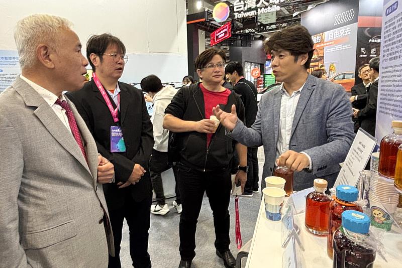 食科系陳建利助理教授（右）說明其建構的「天然香氣導向果實發酵與後熟風味精準控制技術平台」。（左1為曉鹿鳴樓曾隱舜董事長）