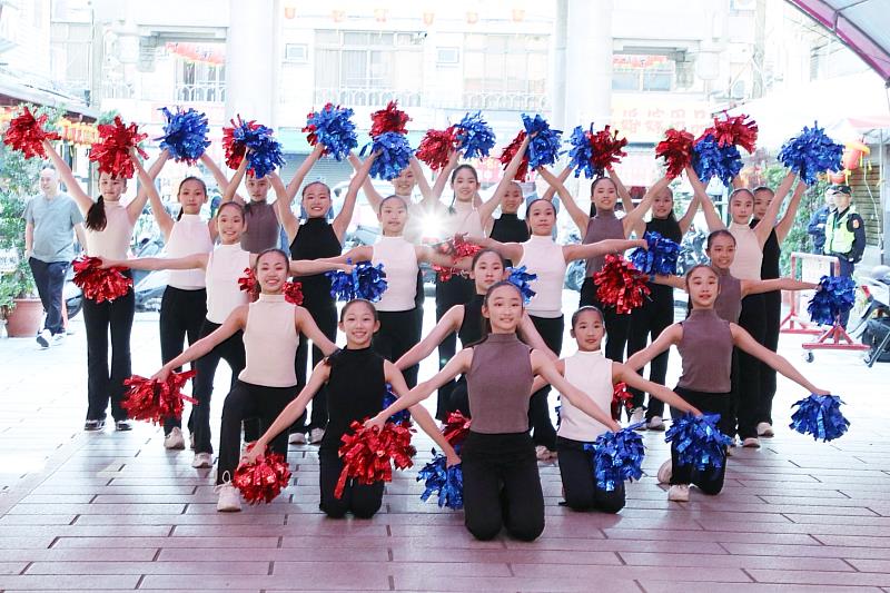 舞蹈班帶來融合K-POP與啦啦舞的創意表演。