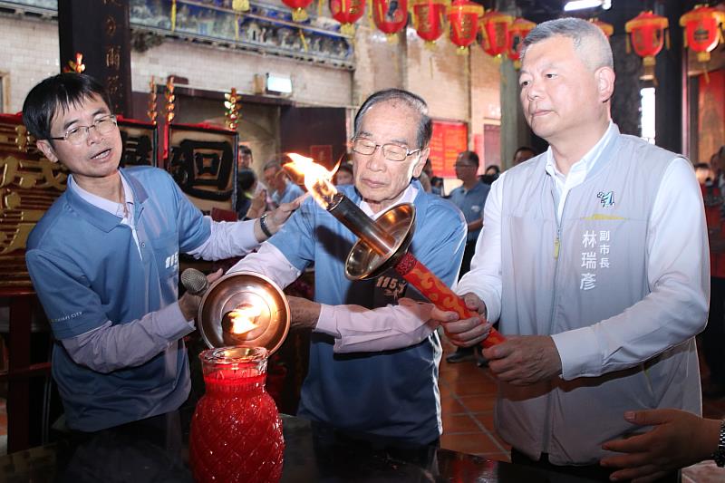 引燃聖火母火。