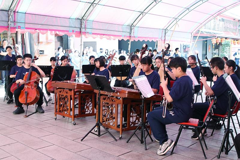 今年獲全國音樂比賽「特優」殊榮的絲竹樂團演奏動人樂曲,展現嘉義學子的深厚藝文實力。