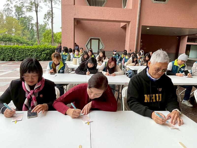 南華大學舉辦「千願千語・萬心合力 全校願力集結」祈願活動，師生寫下祝福與心願。