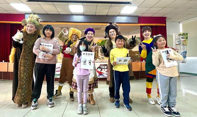 學童開心地展示拿到演後有獎問答的繪本禮物。