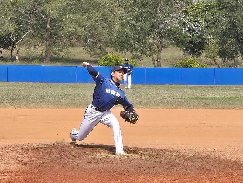 【即戰新秀・未來領航】休閒系一年級投手賴品宏展現超齡抗壓性，以穩健球風助球隊奪下隊史首座大專聯賽獎盃，體現南臺體育選手培育成果。