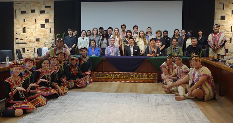 芝加哥大學訪問團參訪東華,原住民民族學院舞蹈團帶來布農族傳統舞蹈表演合照。