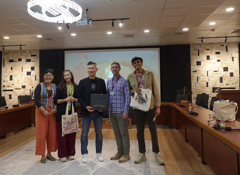 芝加哥大學訪問團參訪東華原民院，訪賓與師長合照。