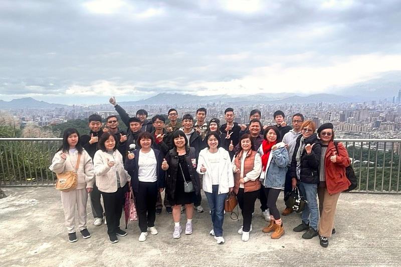 張宜羚團隊發揮合作精神，放下個人主義、相互支援，是雙北市有巢氏房屋年度店業績破億代表。（永慶房產集團提供）