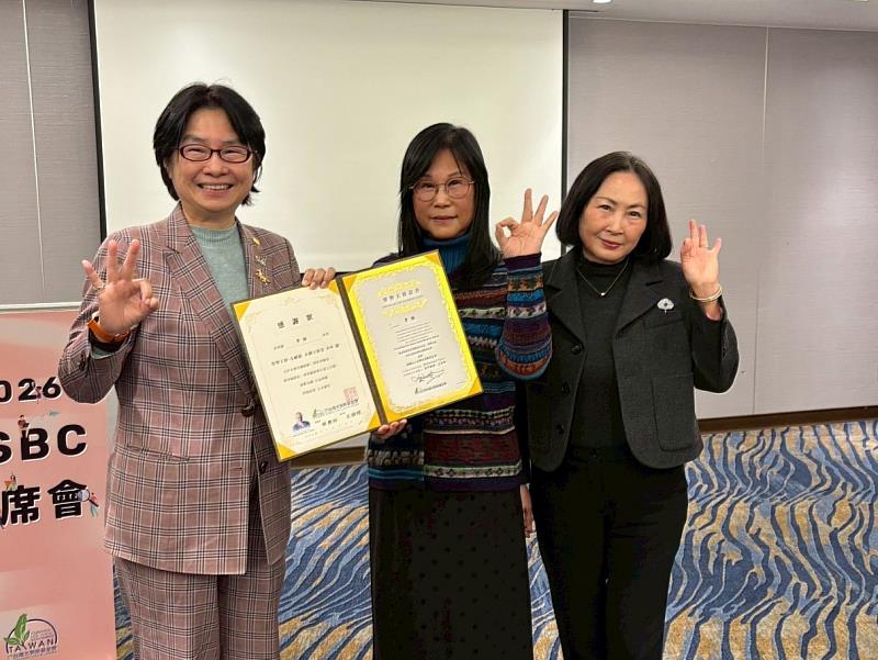 台灣尤努斯基金會董事長蔡慧玲(左1)與基金會副董事長林函瑢(右1)共同頒贈基金會永續天使證書予財團法人創藝文化基金會董事長李梅。