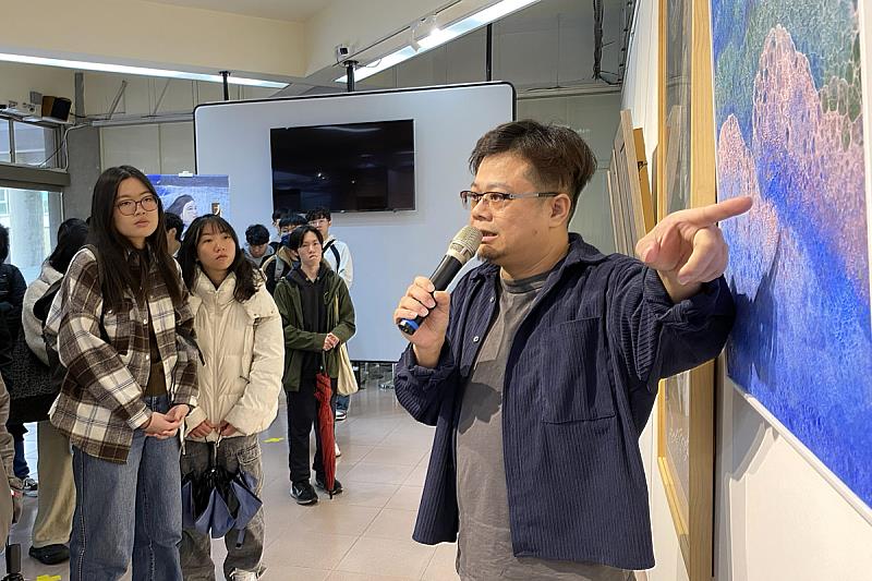 藝術家羅尊為在場的海大師生及藝術界人士解說。
