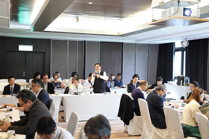 花蓮慈院林欣榮院長擔任東區全人業務推動委員會者任委員,委員會成立不到半年,已經陸續進行家戶調查及各小組功能會議和專家會議。目前委員會已經進入第3次會議,預計於5月初向衛福部提出初版全人照護計畫政策建議報告書。