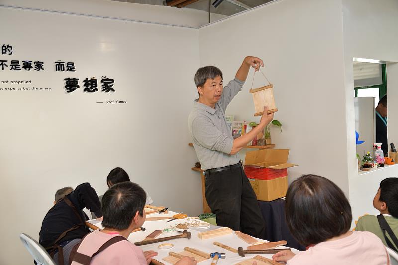 王夢麟講師（圖中）帶領民眾體驗「拼貼時光永續相框」手作活動，透過創作認識資源再利用與永續生活理念。