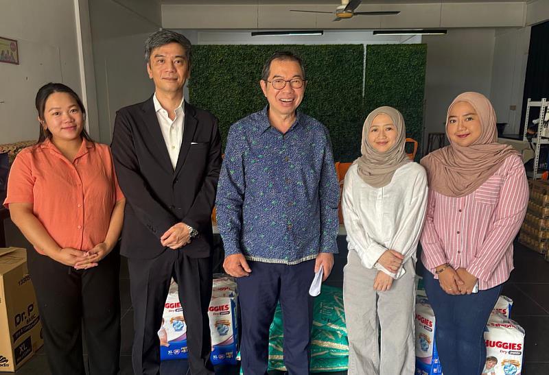 駐汶萊代表處蕭勝中大使（中）偕駐處同仁與Foodlife團隊合影。