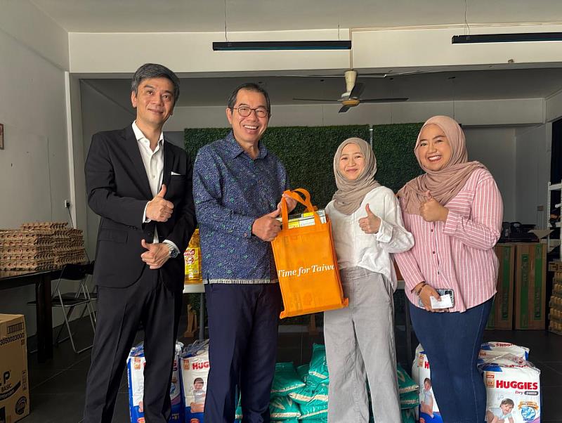 駐汶萊代表處蕭勝中大使（左2）偕駐處同仁與Foodlife團隊合影。