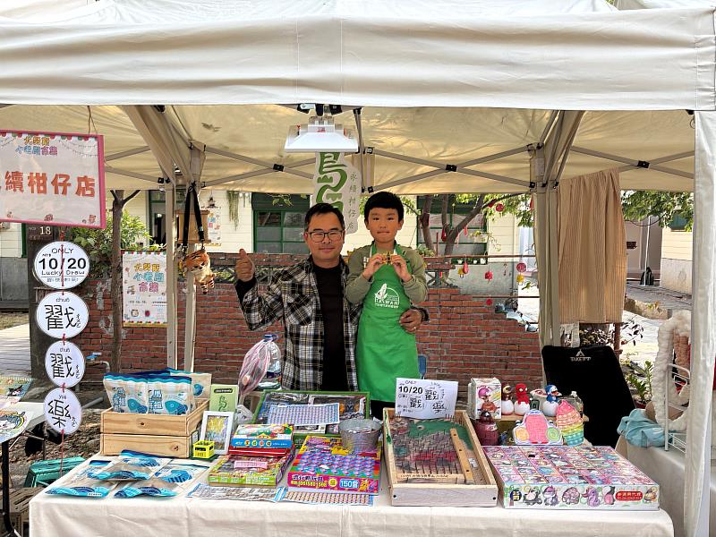 「永續柑仔店」創辦人帶領尤努斯小老闆參與活動，透過馬祖特色商品及互動小遊戲推廣永續理念。