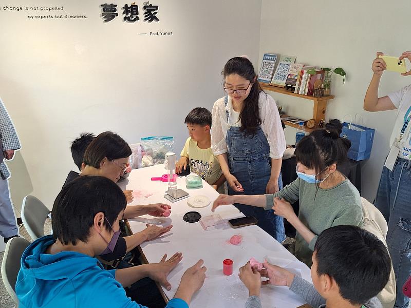 樂齡創業家得主李佳樺（圖中）教學「紅龜『皂』福永續皂黏土」手作，結合傳統文化意象與永續理念。