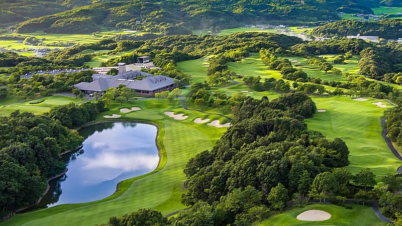 櫻樹丘高爾夫俱樂部融合起伏地形搭配溪流與池越洞設計，帶來兼具景觀欣賞與比賽挑戰性。