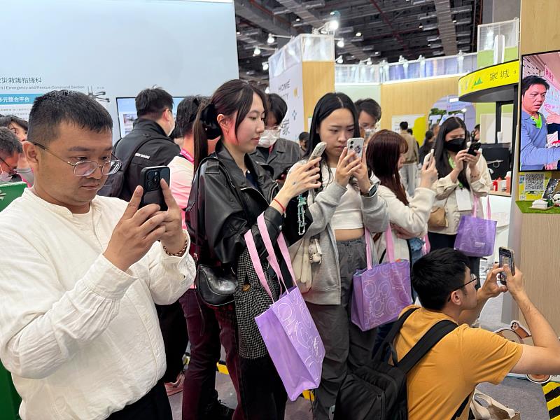 開幕吸引許多民眾體驗。