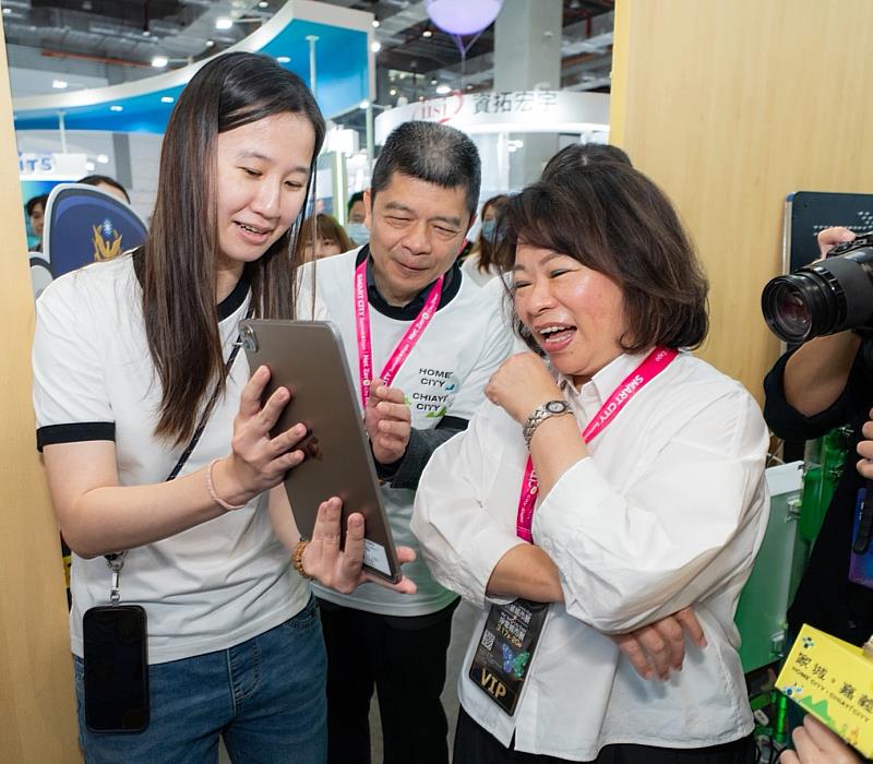 嘉市警首創AR防詐互動體驗 2026智慧城市展吸睛登場 黃敏惠市長闖關破解詐騙