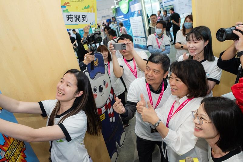 嘉市警首創AR防詐互動體驗 2026智慧城市展吸睛登場 黃敏惠市長闖關破解詐騙