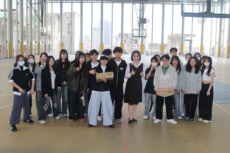 頒獎校慶系列活動「系學會滾大球比賽」圓滿落幕，獲獎學生隊伍於體育館5樓與校長開心合影留念，記錄團隊合作與榮耀時刻。