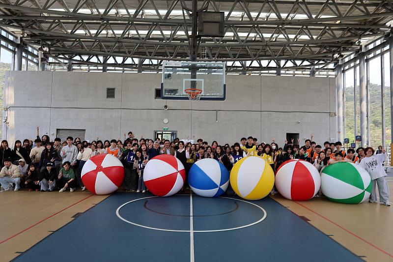 實踐大學校慶系列活動「系學會滾大球比賽」圓滿落幕，校長學生齊聚體育館5樓大合照，展現團結合作與青春洋溢的精彩時刻。