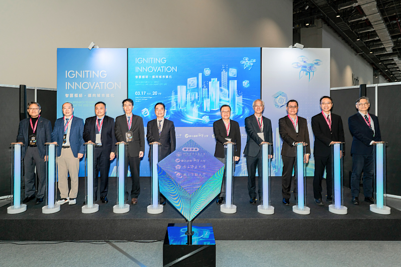 Group photo at the launch of the “AI Smart City Governance” forum, with industry, government, and academic leaders supporting university-driven smart city innovation.