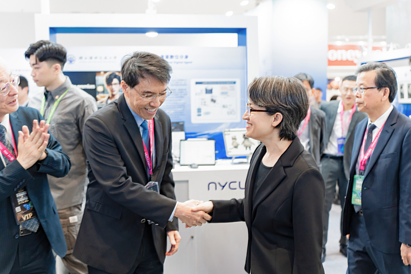 Vice President Bi-khim Hsiao visits the exhibition booth jointly presented by NYCU and its partner universities.