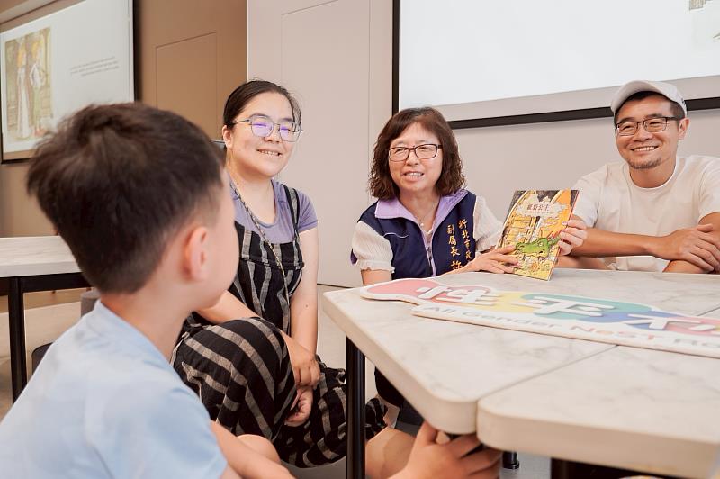 新北社會局與台灣不會教小孩行動聯盟舉辦性平繪本共讀活動，引導親子一起認識性別多樣性與性別平等。