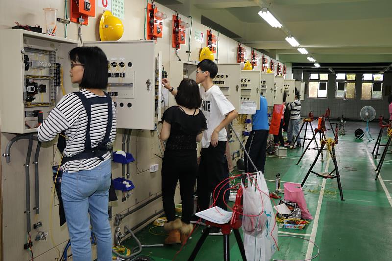 新北市社會局結合勞工局職訓中心，為婦女開辦水電培訓專班，打破性別刻板印象，培養女性專業技術人才。