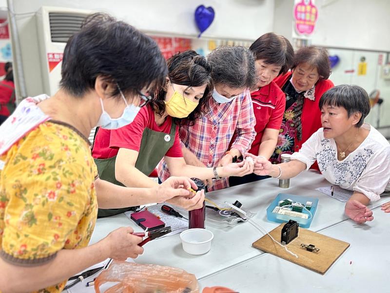 新北社會局開辦「婆媽水電工班」。