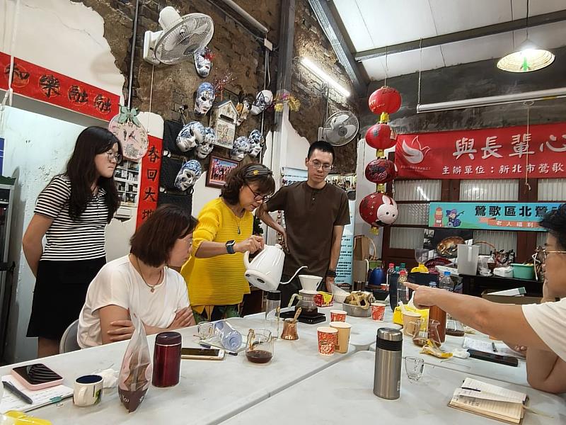 新北市推動區公所性平工作「陪根計畫」，圖為鶯歌區公所與北鶯社區發展協會合作推動中高齡女性咖啡師培力計畫。