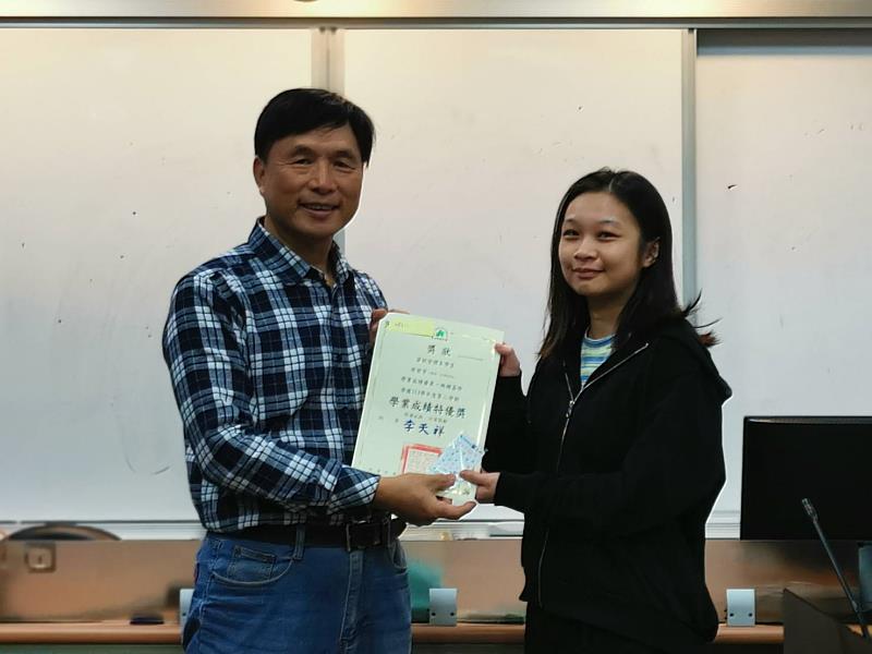 林文暉老師（左）頒發學業成績特優獎予三年級梁碧芳。