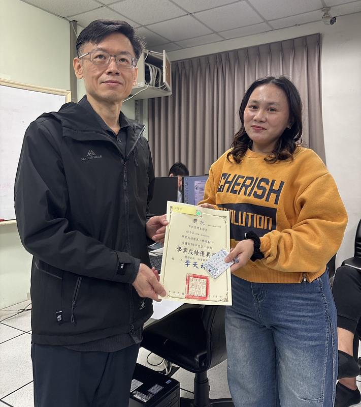 導師陳哲斐（左）頒發學業成績優異獎予四年級趙子蕊。