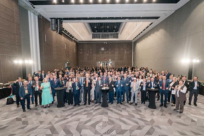 經濟部龔部長與外交部林部長共同主持「2026智慧城市展暨淨零城市展─台灣之夜」交流晚宴，並與各國貴賓大合照。