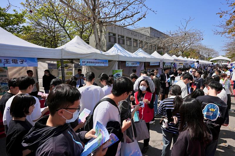 雲科大就博會現場求職熱絡。