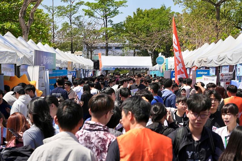 雲科大就博會現場求職熱絡。