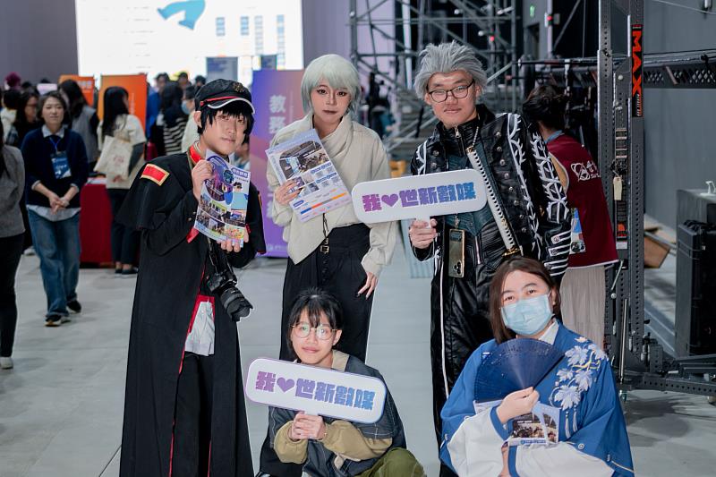 世新大學數媒系學生特地Cosplay扮裝與高中生互動。(世新大學提供)