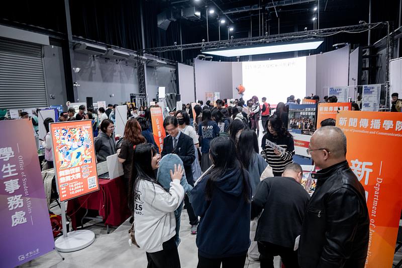世新大學舉辦首屆「世新探索站－2026學系博覽會」。（世新大學提供）