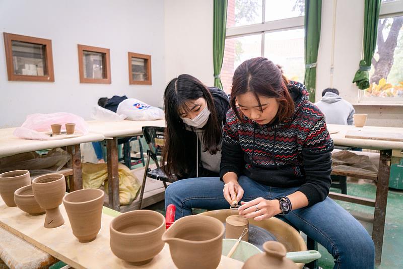 美術系學生實作。