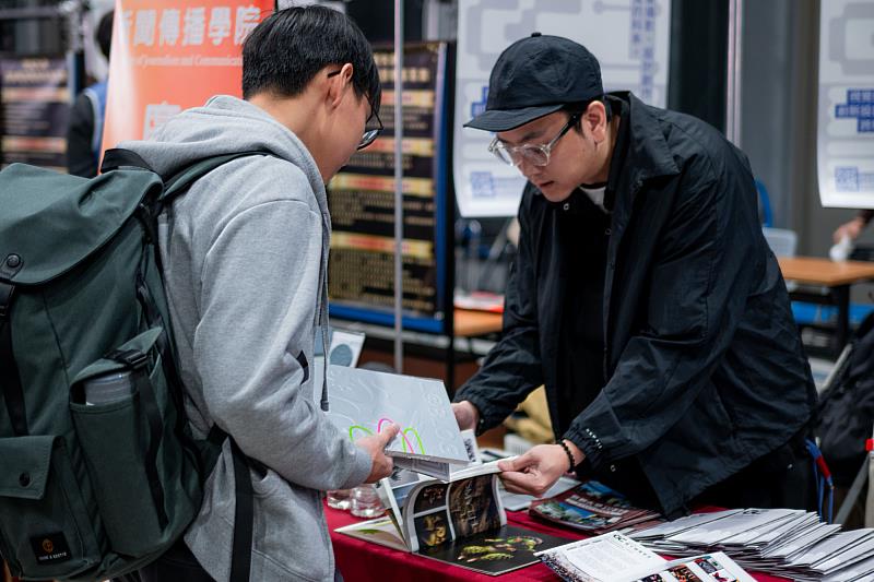 特地北上的台中高中生希望能深入了解世新大學圖傳系。(世新大學提供)