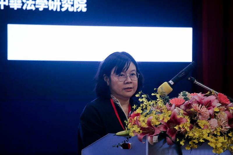 世新大學法律學院院長葉雲卿亦擔任第一場次發表會主持人。（世新大學提供）