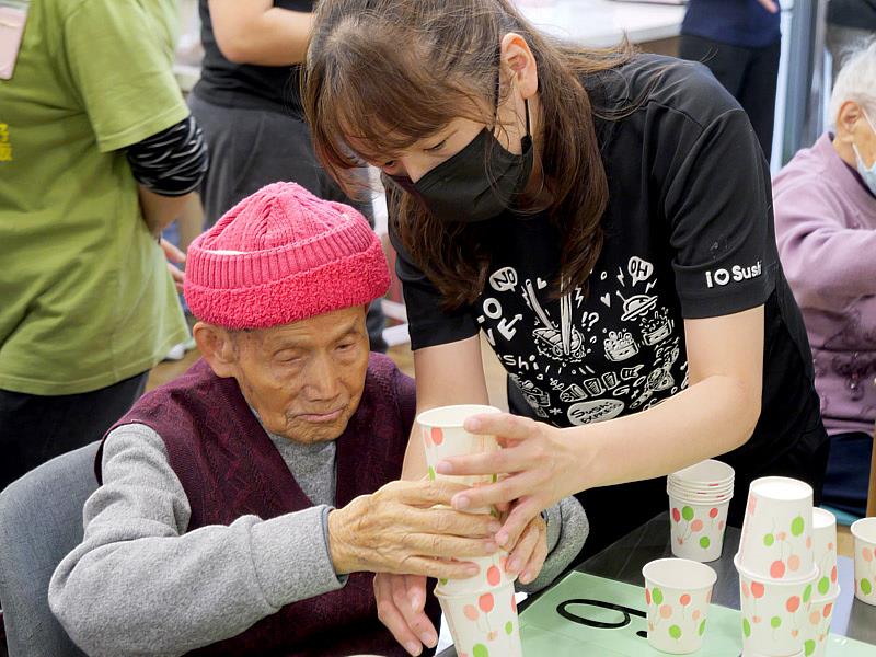 門諾基金會美崙日照的尹爺爺在爭鮮夥伴陪伴下主動投入,連續完成挑戰。