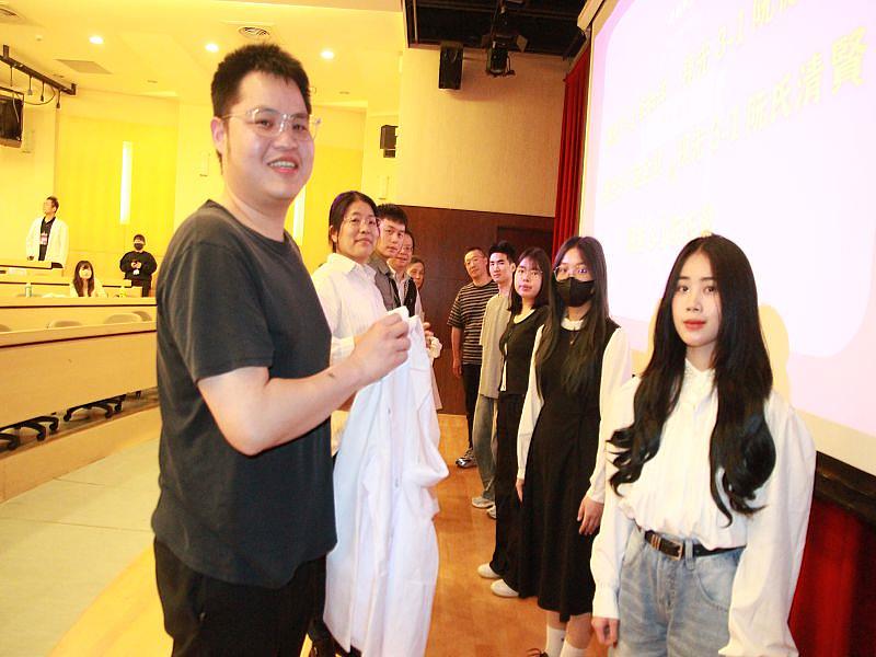 元培視光系首批越南籍學生選擇實習參加授袍。