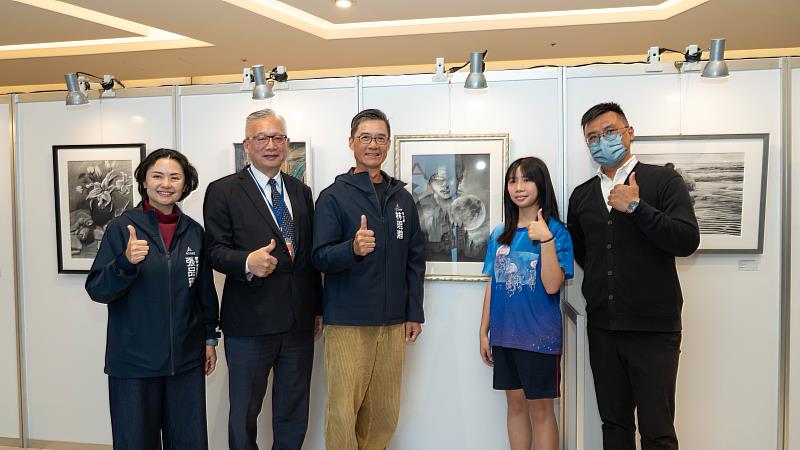 副市長林琨瀚與參展學生合影留念。