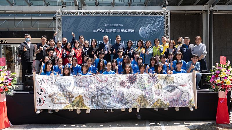 建華國中美術班畢業美展開幕式合影留念。