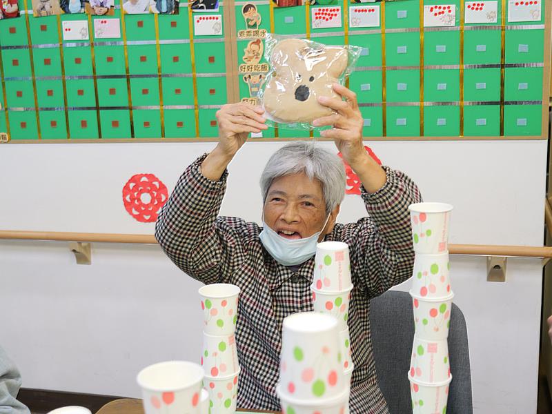 門諾基金會美崙日照的陳潘阿嬤完成「數字塔」，喜獲爭鮮DINOTAENG錢包票卡夾。