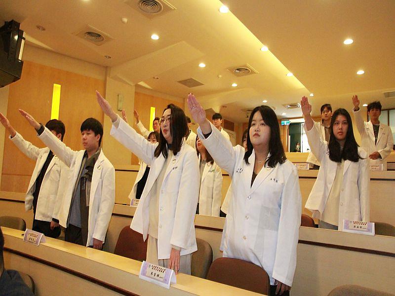 元培視光系授袍 34位準驗光師前進業界實習  